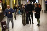 Schiphol 19 maart 2020
Romy Monteiro en haar vriend Jasper Suyk arriveren vanuit bangkok op Schiphol . Moeder Antje en haar partner Dennis halen ze op . Ook hun hondje is erbij. Karin Riethoven interviewt ze op afstand