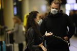 Schiphol 19 maart 2020
Romy Monteiro en haar vriend Jasper Suyk arriveren vanuit bangkok op Schiphol . Moeder Antje en haar partner Dennis halen ze op . Ook hun hondje is erbij.