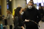 Schiphol 19 maart 2020
Romy Monteiro en haar vriend Jasper Suyk arriveren vanuit bangkok op Schiphol . Moeder Antje en haar partner Dennis halen ze op . Ook hun hondje is erbij.