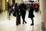 Schiphol 19 maart 2020
Romy Monteiro en haar vriend Jasper Suyk arriveren vanuit bangkok op Schiphol . Moeder Antje en haar partner Dennis halen ze op . Ook hun hondje is erbij. Karin Riethoven interviewt ze op afstand