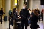 Schiphol 19 maart 2020
Romy Monteiro en haar vriend Jasper Suyk arriveren vanuit bangkok op Schiphol . Moeder Antje en haar partner Dennis halen ze op . Ook hun hondje is erbij. Karin Riethoven interviewt ze op afstand