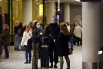 Schiphol 19 maart 2020
Romy Monteiro en haar vriend Jasper Suyk arriveren vanuit bangkok op Schiphol . Moeder Antje en haar partner Dennis halen ze op . Ook hun hondje is erbij. Karin Riethoven interviewt ze op afstand