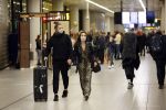 Schiphol 19 maart 2020
Romy Monteiro en haar vriend Jasper Suyk arriveren vanuit bangkok op Schiphol . Moeder Antje en haar partner Dennis halen ze op . Ook hun hondje is erbij.