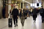 Schiphol 19 maart 2020
Romy Monteiro en haar vriend Jasper Suyk arriveren vanuit bangkok op Schiphol . Moeder Antje en haar partner Dennis halen ze op . Ook hun hondje is erbij.