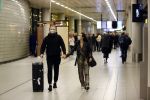 Schiphol 19 maart 2020
Romy Monteiro en haar vriend Jasper Suyk arriveren vanuit bangkok op Schiphol . Moeder Antje en haar partner Dennis halen ze op . Ook hun hondje is erbij.