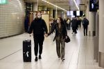 Schiphol 19 maart 2020
Romy Monteiro en haar vriend Jasper Suyk arriveren vanuit bangkok op Schiphol . Moeder Antje en haar partner Dennis halen ze op . Ook hun hondje is erbij.
