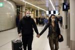 Schiphol 19 maart 2020
Romy Monteiro en haar vriend Jasper Suyk arriveren vanuit bangkok op Schiphol . Moeder Antje en haar partner Dennis halen ze op . Ook hun hondje is erbij.