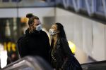 Schiphol 19 maart 2020
Romy Monteiro en haar vriend Jasper Suyk arriveren vanuit bangkok op Schiphol . Moeder Antje en haar partner Dennis halen ze op . Ook hun hondje is erbij.