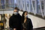 Schiphol 19 maart 2020
Romy Monteiro en haar vriend Jasper Suyk arriveren vanuit bangkok op Schiphol . Moeder Antje en haar partner Dennis halen ze op . Ook hun hondje is erbij.