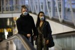 Schiphol 19 maart 2020
Romy Monteiro en haar vriend Jasper Suyk arriveren vanuit bangkok op Schiphol . Moeder Antje en haar partner Dennis halen ze op . Ook hun hondje is erbij.