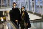 Schiphol 19 maart 2020
Romy Monteiro en haar vriend Jasper Suyk arriveren vanuit bangkok op Schiphol . Moeder Antje en haar partner Dennis halen ze op . Ook hun hondje is erbij.