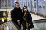 Schiphol 19 maart 2020
Romy Monteiro en haar vriend Jasper Suyk arriveren vanuit bangkok op Schiphol . Moeder Antje en haar partner Dennis halen ze op . Ook hun hondje is erbij.