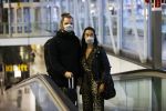 Schiphol 19 maart 2020
Romy Monteiro en haar vriend Jasper Suyk arriveren vanuit bangkok op Schiphol . Moeder Antje en haar partner Dennis halen ze op . Ook hun hondje is erbij.