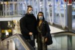 Schiphol 19 maart 2020
Romy Monteiro en haar vriend Jasper Suyk arriveren vanuit bangkok op Schiphol . Moeder Antje en haar partner Dennis halen ze op . Ook hun hondje is erbij.
