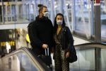 Schiphol 19 maart 2020
Romy Monteiro en haar vriend Jasper Suyk arriveren vanuit bangkok op Schiphol . Moeder Antje en haar partner Dennis halen ze op . Ook hun hondje is erbij.
