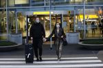 Schiphol 19 maart 2020
Romy Monteiro en haar vriend Jasper Suyk arriveren vanuit bangkok op Schiphol . Moeder Antje en haar partner Dennis halen ze op . Ook hun hondje is erbij.