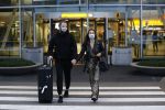 Schiphol 19 maart 2020
Romy Monteiro en haar vriend Jasper Suyk arriveren vanuit bangkok op Schiphol . Moeder Antje en haar partner Dennis halen ze op . Ook hun hondje is erbij.