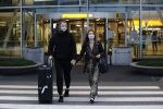 Schiphol 19 maart 2020
Romy Monteiro en haar vriend Jasper Suyk arriveren vanuit bangkok op Schiphol . Moeder Antje en haar partner Dennis halen ze op . Ook hun hondje is erbij.