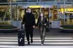 Schiphol 19 maart 2020
Romy Monteiro en haar vriend Jasper Suyk arriveren vanuit bangkok op Schiphol . Moeder Antje en haar partner Dennis halen ze op . Ook hun hondje is erbij.