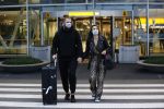 Schiphol 19 maart 2020
Romy Monteiro en haar vriend Jasper Suyk arriveren vanuit bangkok op Schiphol . Moeder Antje en haar partner Dennis halen ze op . Ook hun hondje is erbij.