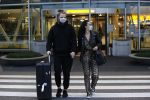 Schiphol 19 maart 2020
Romy Monteiro en haar vriend Jasper Suyk arriveren vanuit bangkok op Schiphol . Moeder Antje en haar partner Dennis halen ze op . Ook hun hondje is erbij.