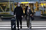 Schiphol 19 maart 2020
Romy Monteiro en haar vriend Jasper Suyk arriveren vanuit bangkok op Schiphol . Moeder Antje en haar partner Dennis halen ze op . Ook hun hondje is erbij.