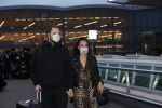 Schiphol 19 maart 2020
Romy Monteiro en haar vriend Jasper Suyk arriveren vanuit bangkok op Schiphol . Moeder Antje en haar partner Dennis halen ze op . Ook hun hondje is erbij.