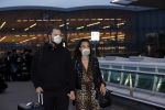 Schiphol 19 maart 2020
Romy Monteiro en haar vriend Jasper Suyk arriveren vanuit bangkok op Schiphol . Moeder Antje en haar partner Dennis halen ze op . Ook hun hondje is erbij.