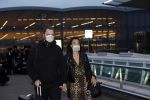 Schiphol 19 maart 2020
Romy Monteiro en haar vriend Jasper Suyk arriveren vanuit bangkok op Schiphol . Moeder Antje en haar partner Dennis halen ze op . Ook hun hondje is erbij.