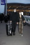 Schiphol 19 maart 2020
Romy Monteiro en haar vriend Jasper Suyk arriveren vanuit bangkok op Schiphol . Moeder Antje en haar partner Dennis halen ze op . Ook hun hondje is erbij.