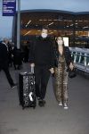 Schiphol 19 maart 2020
Romy Monteiro en haar vriend Jasper Suyk arriveren vanuit bangkok op Schiphol . Moeder Antje en haar partner Dennis halen ze op . Ook hun hondje is erbij.