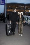 Schiphol 19 maart 2020
Romy Monteiro en haar vriend Jasper Suyk arriveren vanuit bangkok op Schiphol . Moeder Antje en haar partner Dennis halen ze op . Ook hun hondje is erbij.