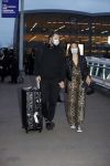 Schiphol 19 maart 2020
Romy Monteiro en haar vriend Jasper Suyk arriveren vanuit bangkok op Schiphol . Moeder Antje en haar partner Dennis halen ze op . Ook hun hondje is erbij.