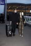 Schiphol 19 maart 2020
Romy Monteiro en haar vriend Jasper Suyk arriveren vanuit bangkok op Schiphol . Moeder Antje en haar partner Dennis halen ze op . Ook hun hondje is erbij.