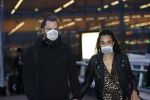 Schiphol 19 maart 2020
Romy Monteiro en haar vriend Jasper Suyk arriveren vanuit bangkok op Schiphol . Moeder Antje en haar partner Dennis halen ze op . Ook hun hondje is erbij.
