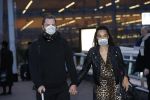 Schiphol 19 maart 2020
Romy Monteiro en haar vriend Jasper Suyk arriveren vanuit bangkok op Schiphol . Moeder Antje en haar partner Dennis halen ze op . Ook hun hondje is erbij.