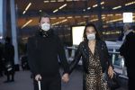 Schiphol 19 maart 2020
Romy Monteiro en haar vriend Jasper Suyk arriveren vanuit bangkok op Schiphol . Moeder Antje en haar partner Dennis halen ze op . Ook hun hondje is erbij.