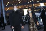 Schiphol 19 maart 2020
Romy Monteiro en haar vriend Jasper Suyk arriveren vanuit bangkok op Schiphol . Moeder Antje en haar partner Dennis halen ze op . Ook hun hondje is erbij.