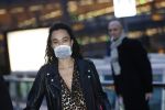 Schiphol 19 maart 2020
Romy Monteiro en haar vriend Jasper Suyk arriveren vanuit bangkok op Schiphol . Moeder Antje en haar partner Dennis halen ze op . Ook hun hondje is erbij.
