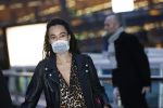 Schiphol 19 maart 2020
Romy Monteiro en haar vriend Jasper Suyk arriveren vanuit bangkok op Schiphol . Moeder Antje en haar partner Dennis halen ze op . Ook hun hondje is erbij.