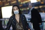 Schiphol 19 maart 2020
Romy Monteiro en haar vriend Jasper Suyk arriveren vanuit bangkok op Schiphol . Moeder Antje en haar partner Dennis halen ze op . Ook hun hondje is erbij.