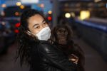 Schiphol 19 maart 2020
Romy Monteiro en haar vriend Jasper Suyk arriveren vanuit bangkok op Schiphol . Moeder Antje en haar partner Dennis halen ze op . Ook hun hondje is erbij.
