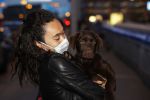 Schiphol 19 maart 2020
Romy Monteiro en haar vriend Jasper Suyk arriveren vanuit bangkok op Schiphol . Moeder Antje en haar partner Dennis halen ze op . Ook hun hondje is erbij.