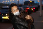 Schiphol 19 maart 2020
Romy Monteiro en haar vriend Jasper Suyk arriveren vanuit bangkok op Schiphol . Moeder Antje en haar partner Dennis halen ze op . Ook hun hondje is erbij.