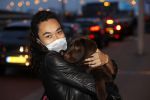 Schiphol 19 maart 2020
Romy Monteiro en haar vriend Jasper Suyk arriveren vanuit bangkok op Schiphol . Moeder Antje en haar partner Dennis halen ze op . Ook hun hondje is erbij.