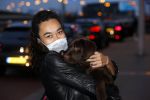 Schiphol 19 maart 2020
Romy Monteiro en haar vriend Jasper Suyk arriveren vanuit bangkok op Schiphol . Moeder Antje en haar partner Dennis halen ze op . Ook hun hondje is erbij.