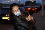 Schiphol 19 maart 2020
Romy Monteiro en haar vriend Jasper Suyk arriveren vanuit bangkok op Schiphol . Moeder Antje en haar partner Dennis halen ze op . Ook hun hondje is erbij.