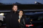 Schiphol 19 maart 2020
Romy Monteiro en haar vriend Jasper Suyk arriveren vanuit bangkok op Schiphol . Moeder Antje en haar partner Dennis halen ze op . Ook hun hondje is erbij.
