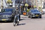 Amsterdam 4 april 2020
Ruud Gullit op zijn electrische fiets in Amsterdam zuid.
