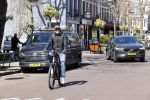Amsterdam 4 april 2020
Ruud Gullit op zijn electrische fiets in Amsterdam zuid.